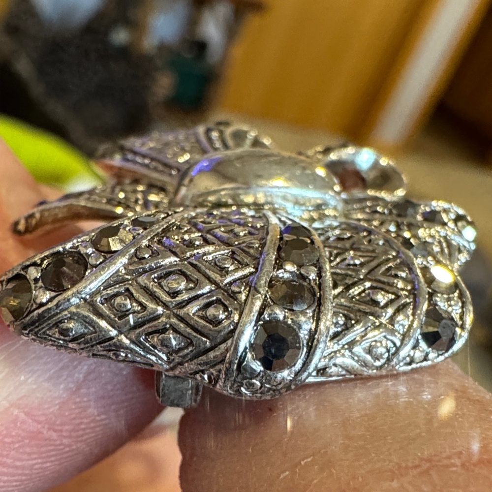 Elegant Silver Bow brooch - Picture 3 of 5